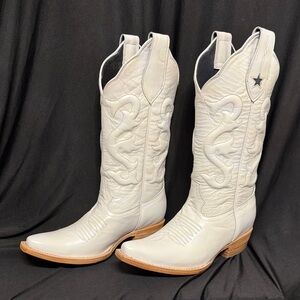 Elegant White Heeled Cowboy Boots